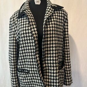 Stylish Black and White Houndstooth Women's Coat